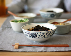 上海名物、葱油拌麺をメインにした食卓