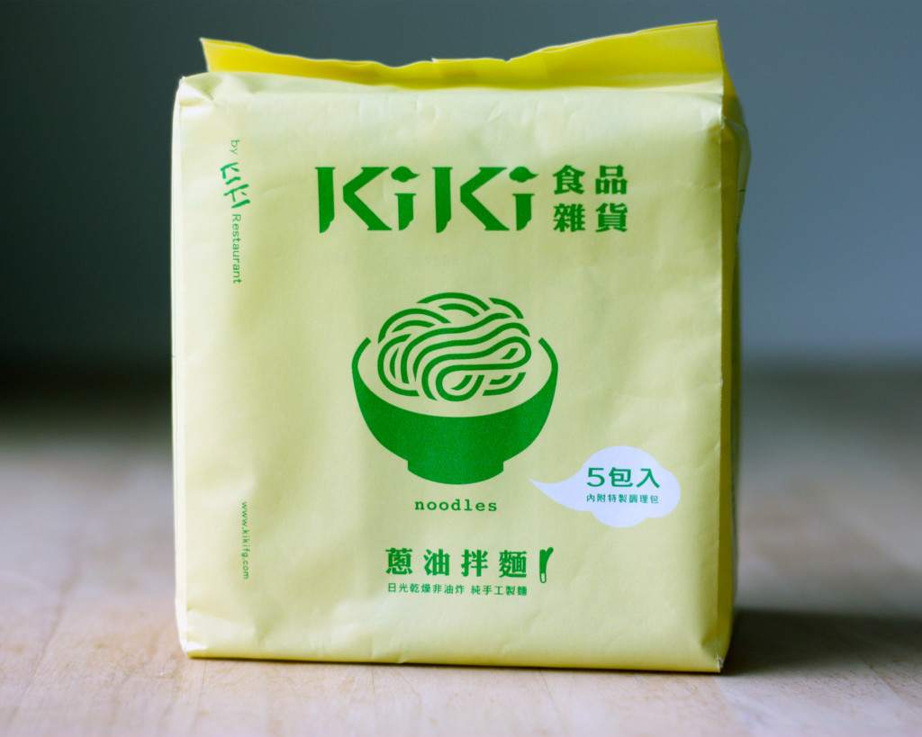 「KiKi食品雑貨」のインスタントヌードルパッケージ