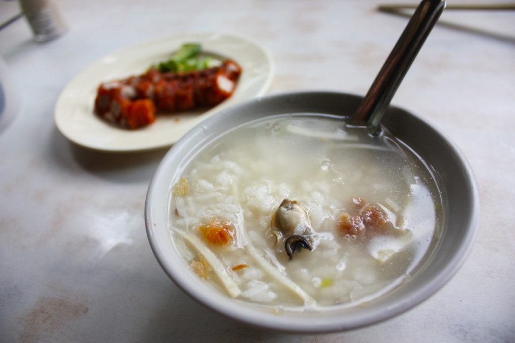 台湾の屋台で食べられる「肉粥（お粥）」と紅焼肉（紅麹に漬けた豚肉の唐揚げ）