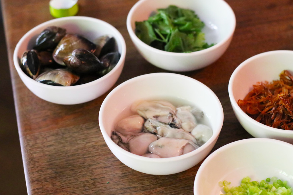 台湾の肉粥に入れるハマグリと牡蠣