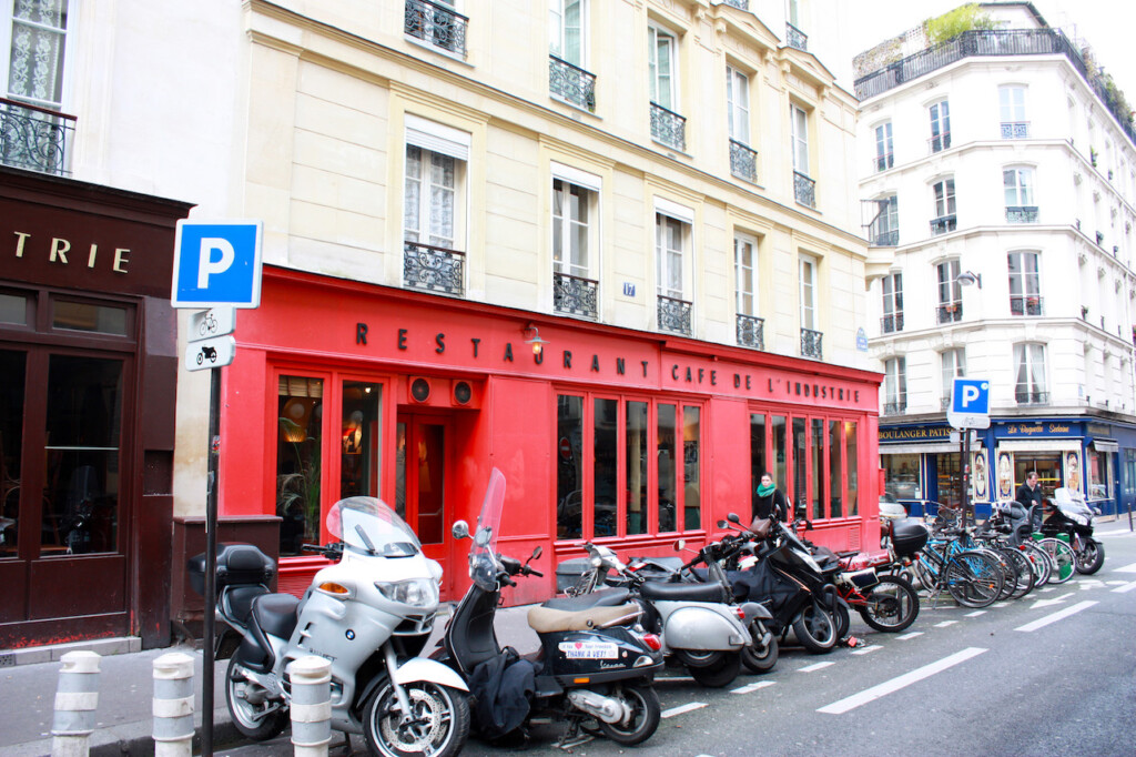 パリの街角にあるカフェレストランの外観