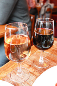 パリのビストロのグラスワイン