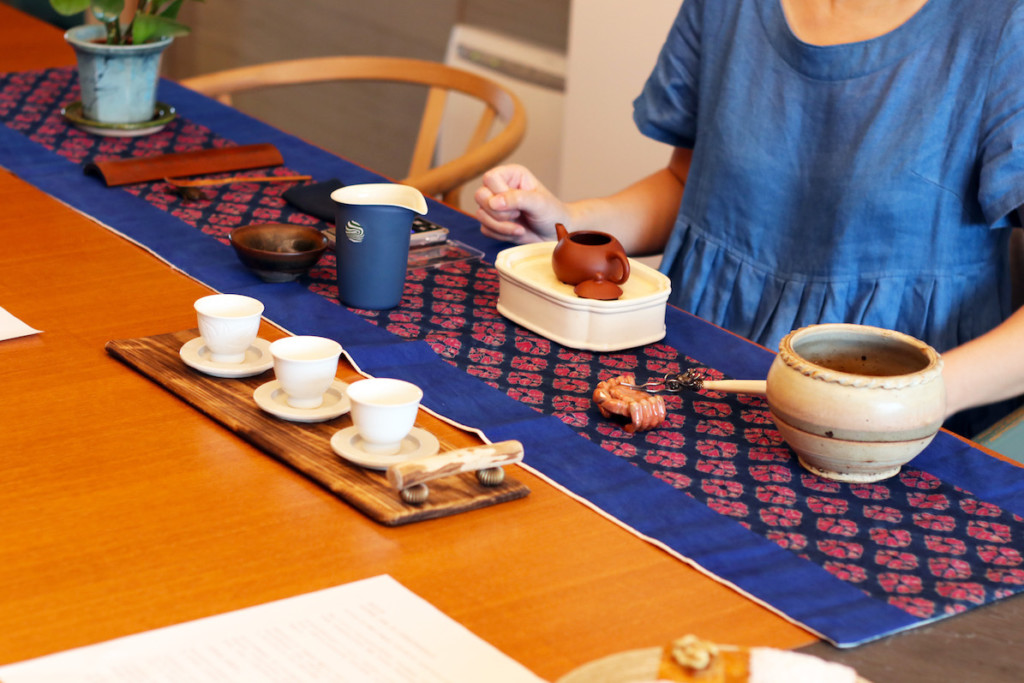茶芸師が台湾茶サロンでお茶を淹れている様子