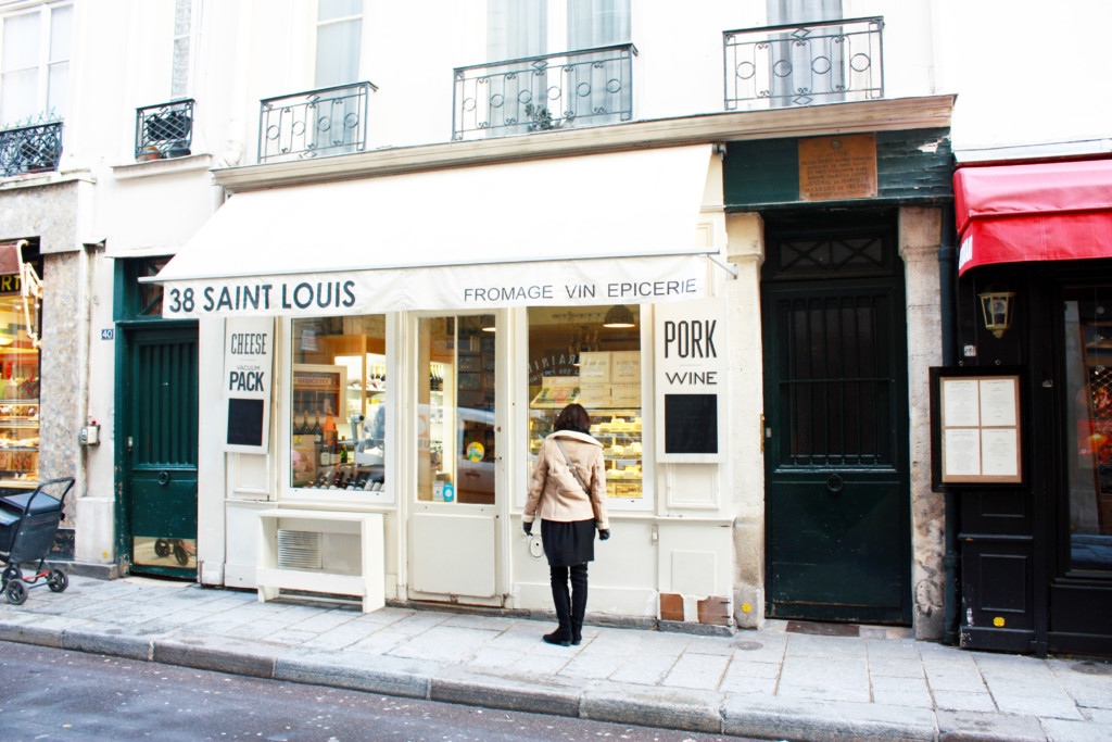 パリの街角でウィンドウショッピングを楽しむ女性