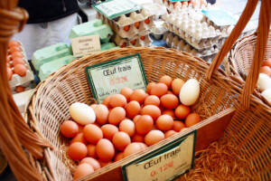 パリのマルシェに並んだ卵のかご