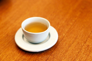 テーブルの上にのった白い茶器入りの台湾茶