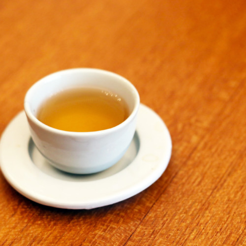 テーブルの上にのった白い茶器入りの台湾茶