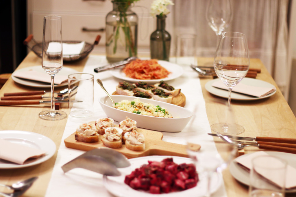 テーブルに並ぶフランス家庭料理のお皿