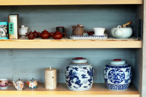 茶器や茶壷がセンスよく並べられた棚
