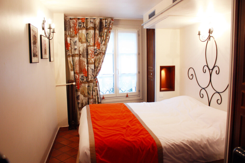 パリにある小さなホテルの客室