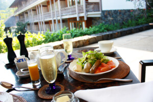 ランカウイのリゾートホテル、ザ・ダタイのレストランでの朝食とワイン