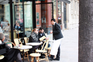 パリのカフェテラスの風景
