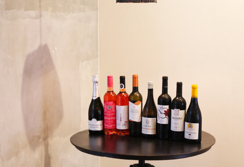 多彩な種類のワインボトルが並ぶテーブル