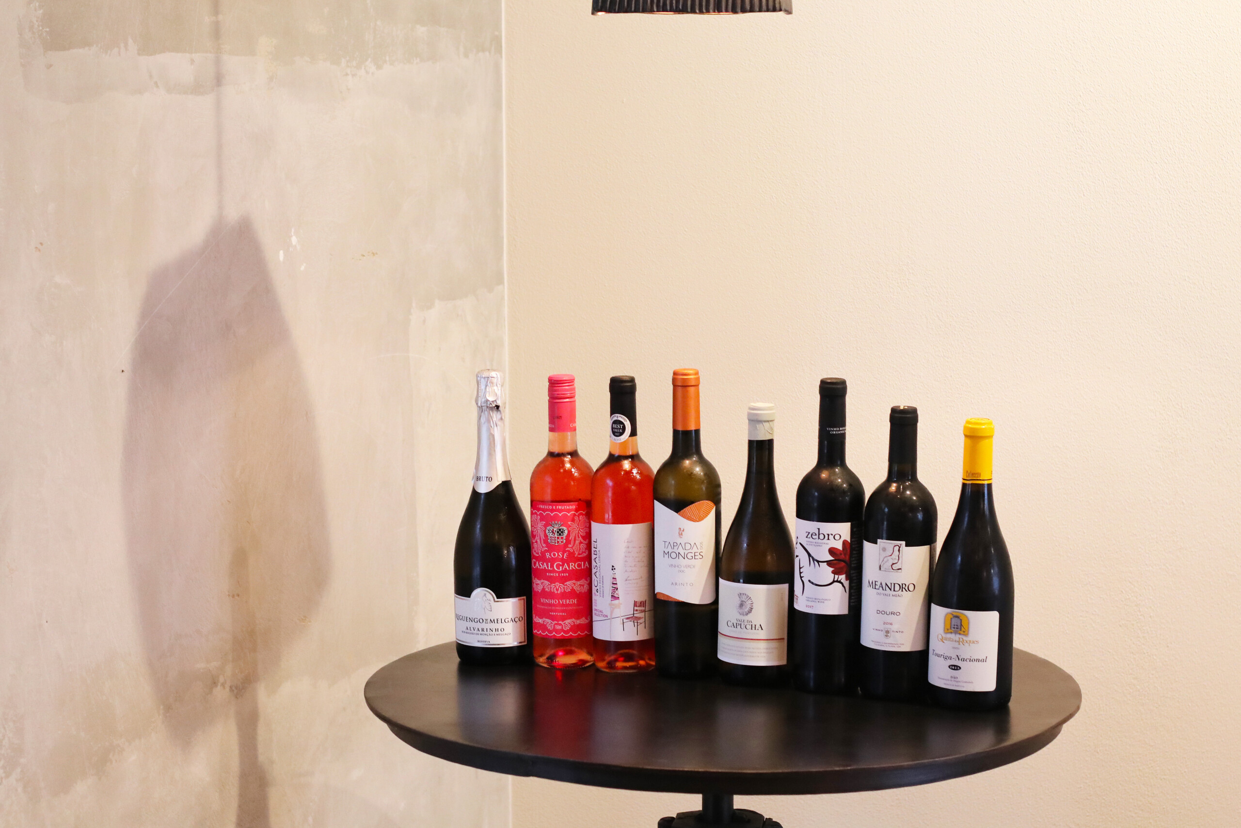 多彩な種類のワインボトルが並ぶテーブル