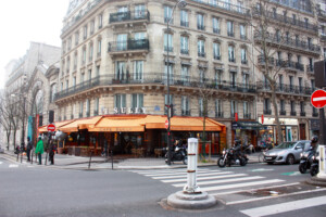 パリの街角にあるカフェ