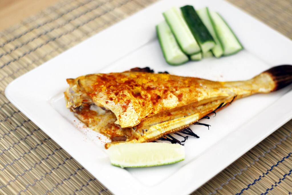 インドネシア料理のイカンバカール（焼き魚）