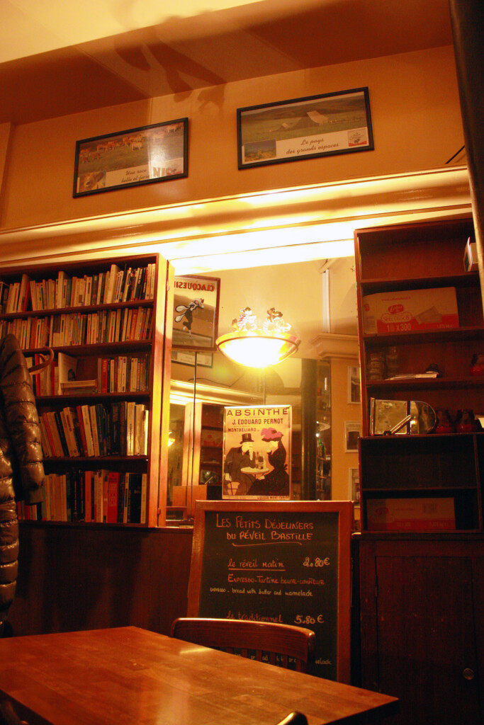 パリのあるカフェビストロの店内