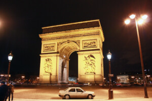 夜に訪れたパリの凱旋門