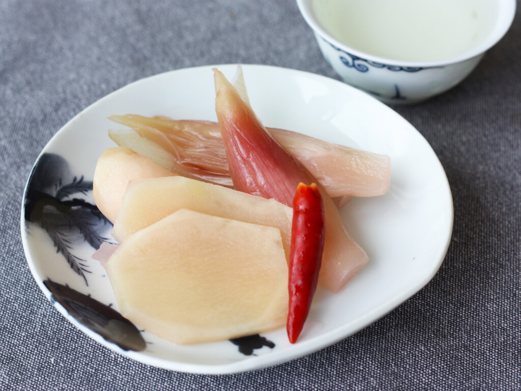 お皿に盛りつけられた新生姜とミョウガのピクルス