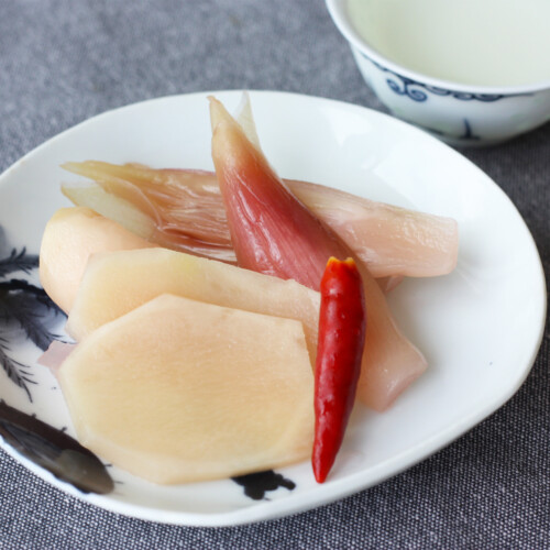 お皿に盛りつけられた新生姜とミョウガのピクルス