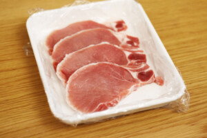 お皿にのった豚ロース肉