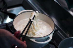小麦粉で作ったてづくり麺を鍋で茹でているようす