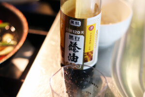台湾の黒豆を使った醤油のボトル