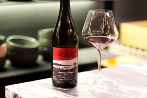 イタリアの自然派赤ワインのボトルとワイングラス