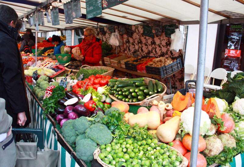アリーグル広場のマルシェに並ぶ野菜とフルーツ