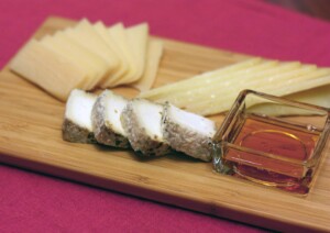 木製プレートに盛りつけられた3種類のチーズ