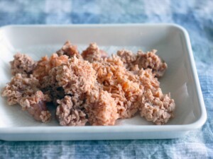 お皿にのせられた下処理済みの生たらこ