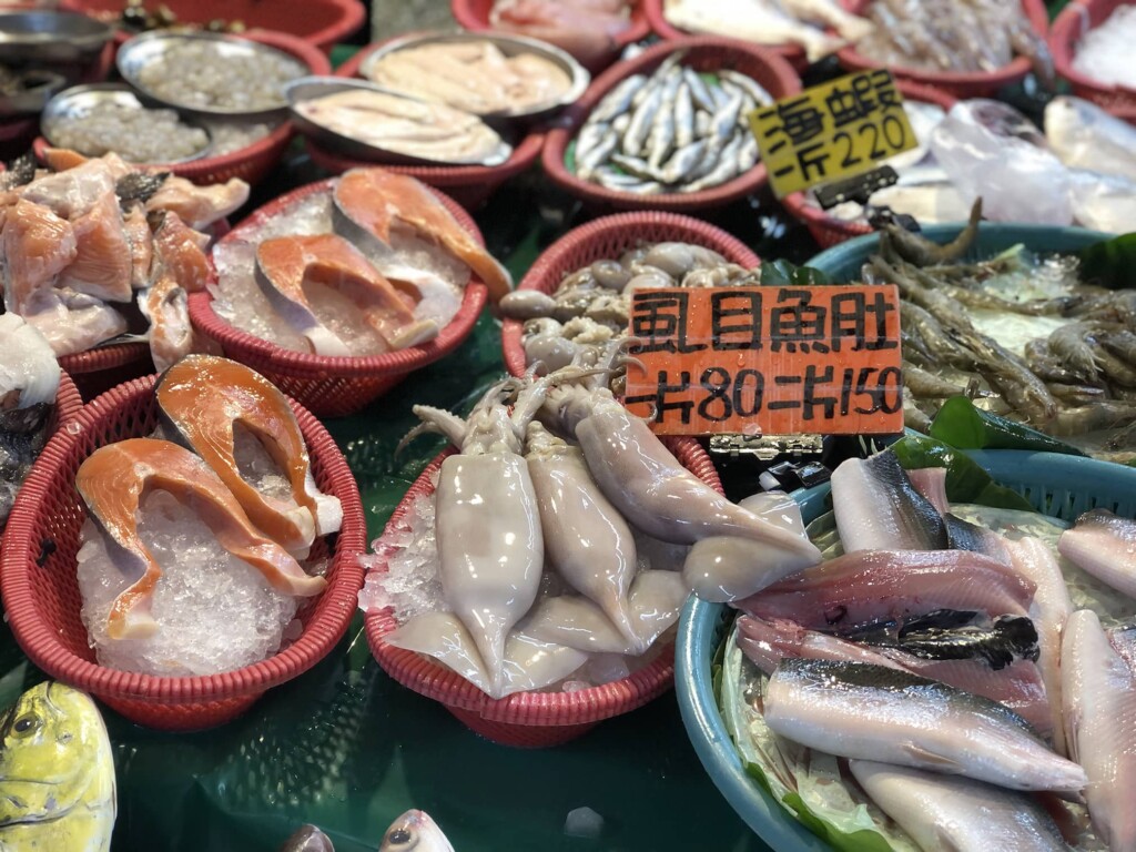 台北・東門市場で販売されている新鮮な魚介