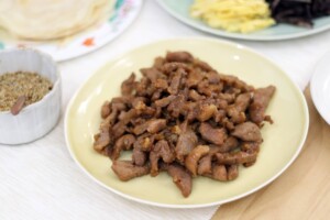 中華式クレープ 春餅の具材、豚肉の細切り炒め