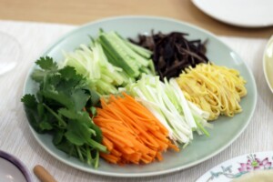 中華式クレープ 春餅に巻く細切り野菜と卵焼き