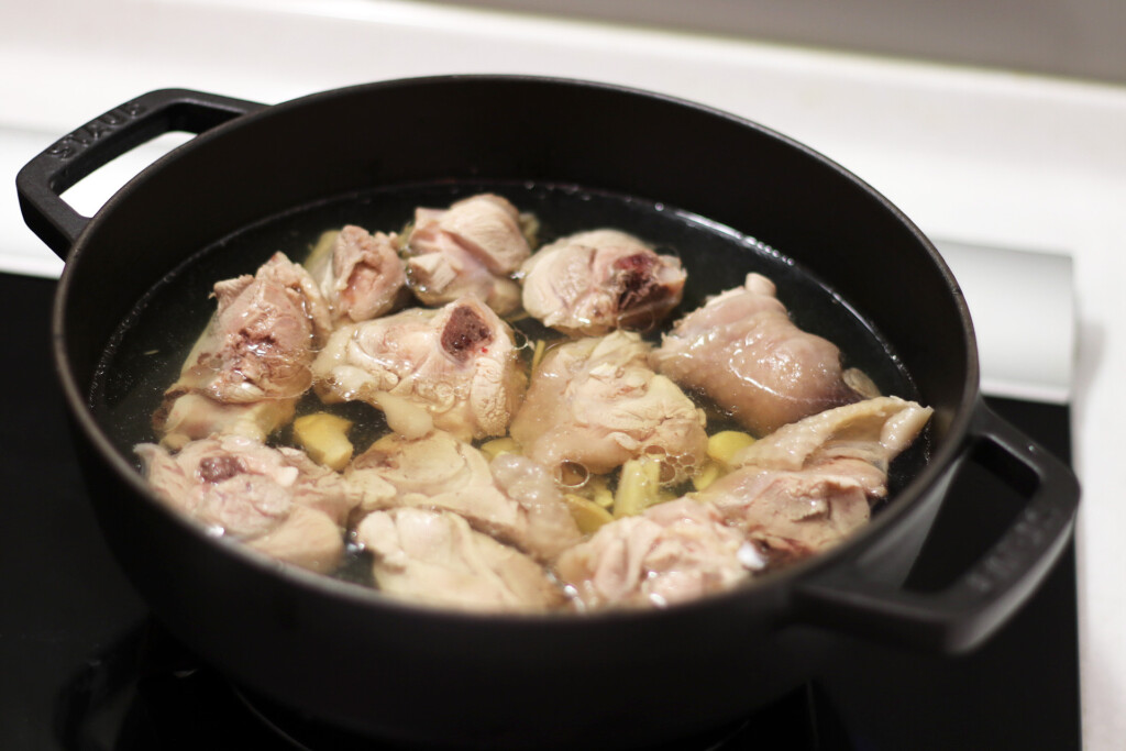 ストウブの鍋で鶏肉を煮込んでいるようす