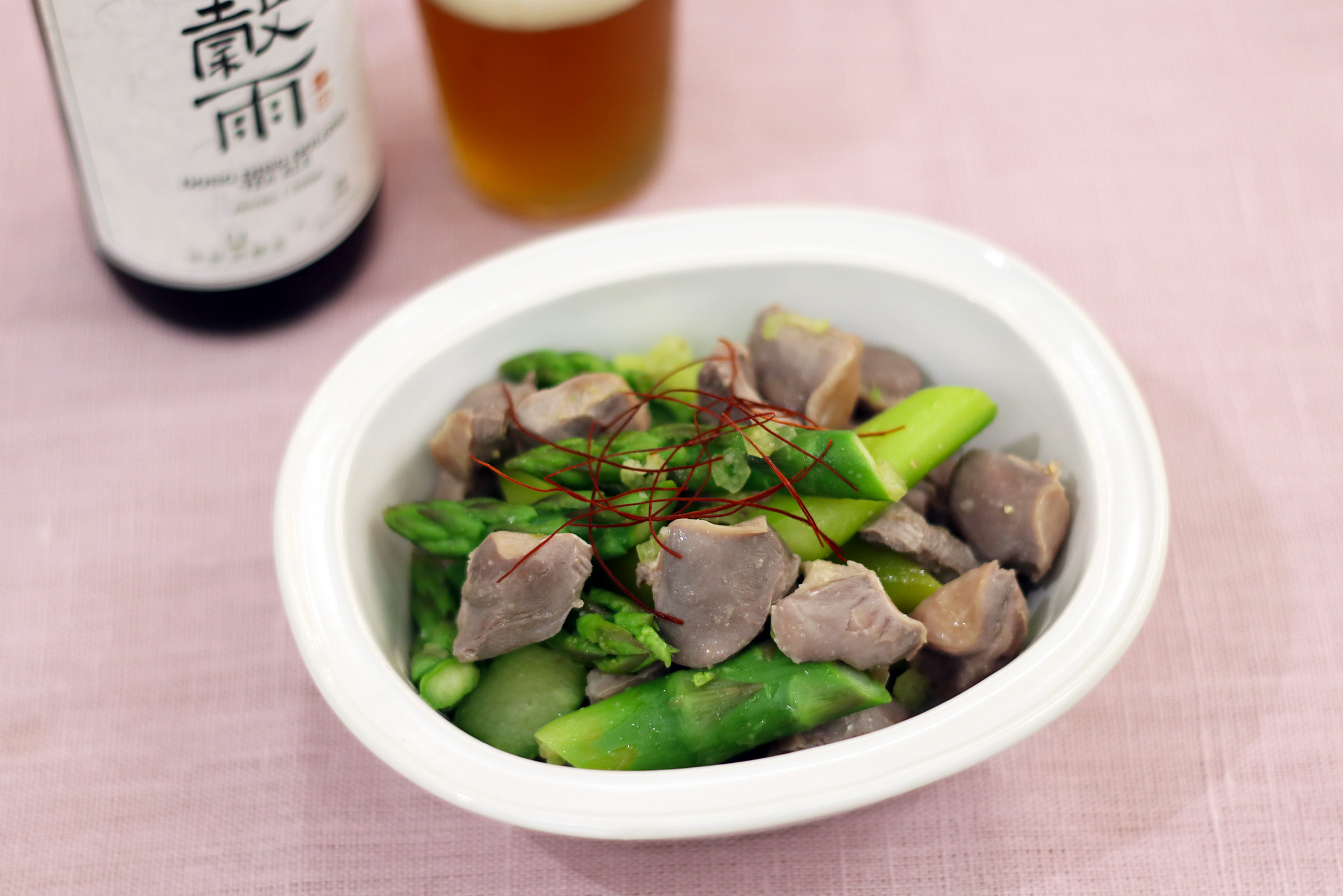 穀雨 台湾のクラフトビールと味わうアスパラガスと砂肝のホットサラダ 二十四節気の料理レシピ 旅のあと ふたりのレシピ