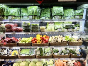 台北のスーパーマーケット GREEN&SAFE の店内に並ぶ野菜と果物