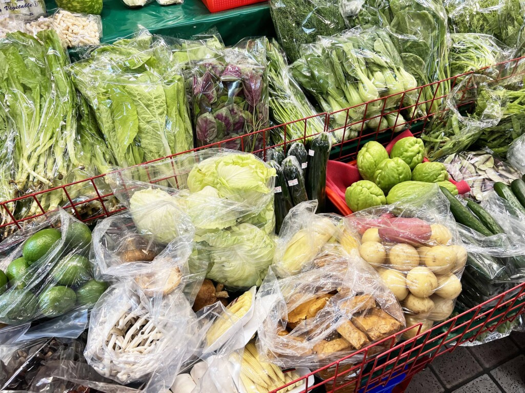 台北・新富市場（東三水街市場）の店先に並ぶ野菜