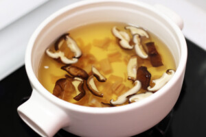 二十四節気の料理レシピ　立秋　マコモダケと白きくらげの薬膳スープのだし
