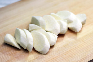 二十四節気の料理レシピ　立秋　マコモダケと白きくらげの薬膳スープ　マコモダケのカット