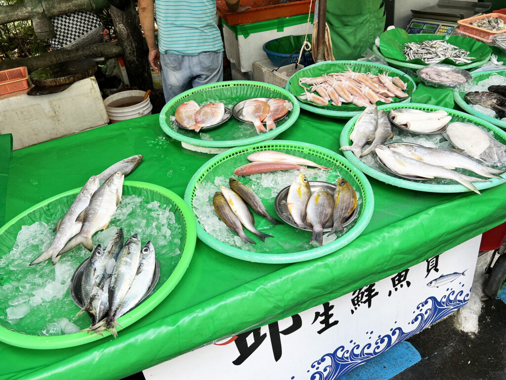 台北・雙連朝市の鮮魚店に並ぶ魚