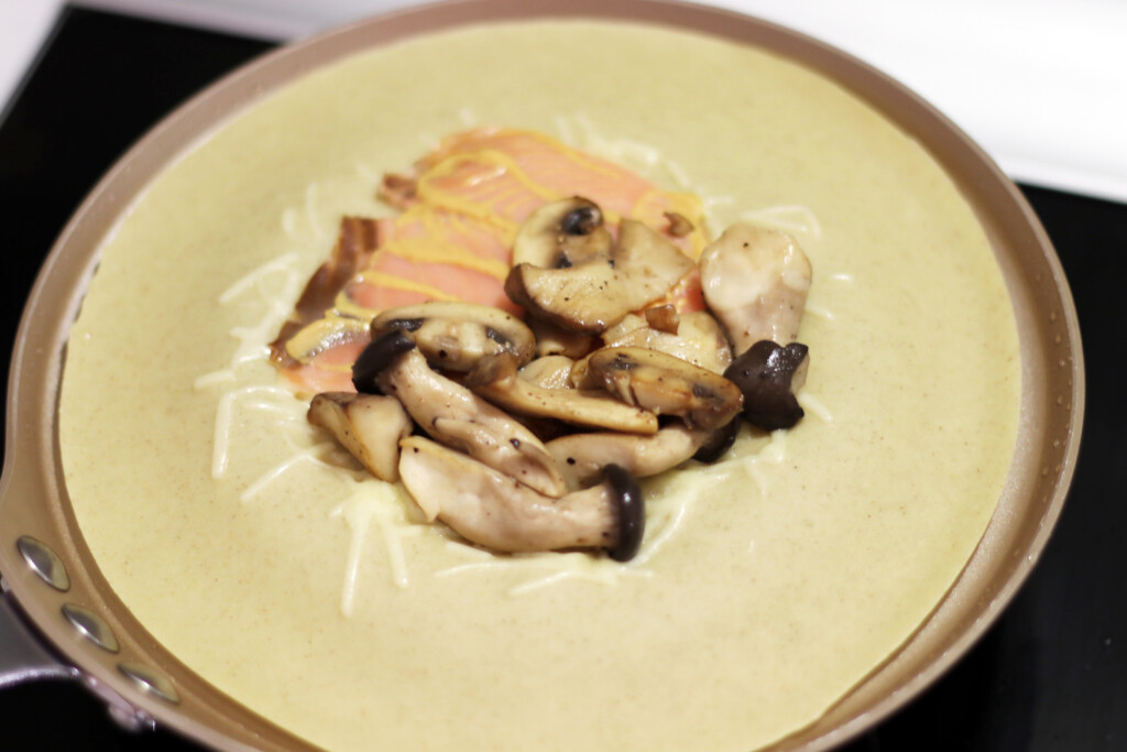 二十四節気の料理レシピ　寒露　きのことスモークサーモンのガレットの調理風景