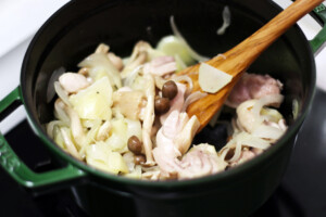 二十四節気の料理レシピ　立冬　鶏ももとほうれん草の豆乳みそグラタンの調理工程