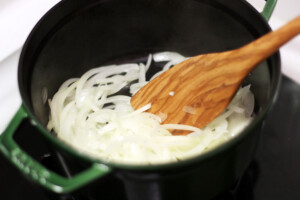 二十四節気の料理レシピ　立冬　鶏ももとほうれん草の豆乳みそグラタンの調理工程