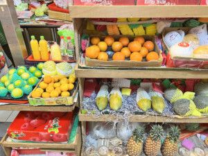 台北・安東市場の青果店に並ぶフルーツ