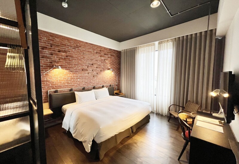 台南の友愛街にあるデザインホテル、U.I.J Hotel & Hostelの客室（スーペリアキングルーム）