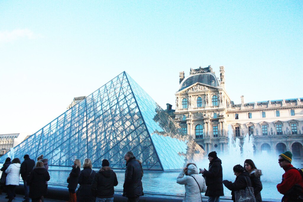 フランス・パリ　ルーブル美術館　ピラミッド