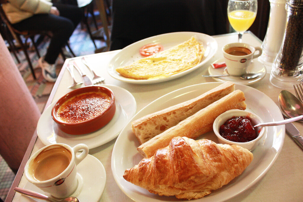 パリ・モンマルトル　映画『アメリ』の舞台になったカフェCafé des Deux Moulins（カフェ デ ドゥ ムーラン）の朝食